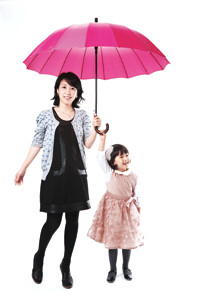 우산쓴 여성과 여자아이
